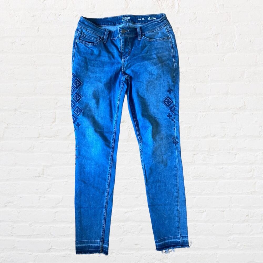 Crown & Ivy skinny jeans with embroidered detail